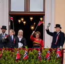 Da hele Norge sang "Ja, vi elsker" klokken 13, deltok Kongefamilien fra Slottsbalkongen. Foto: Lise Åserud, NTB scanpix